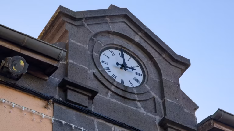 Horloge du fronton de la Médiathèque agathoise