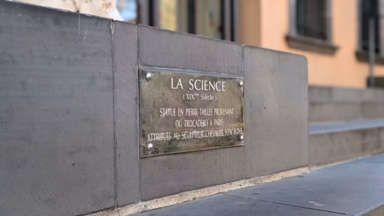 Socle gravé La Science devant la médiathèque