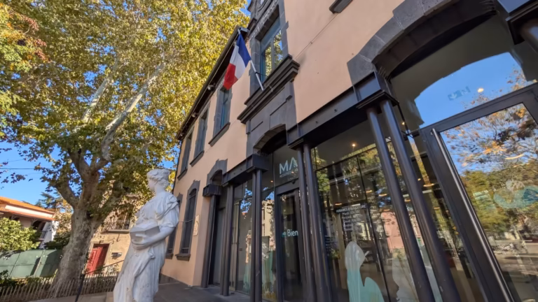 Entrée vitrée de la Médiathèque agathoise