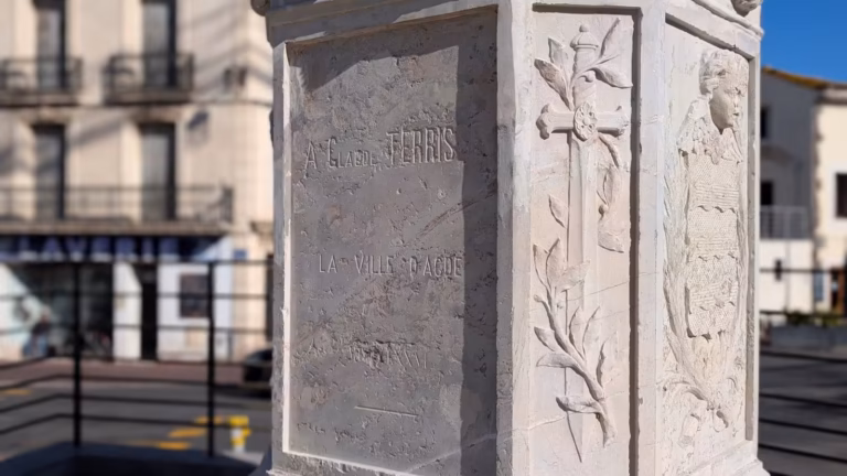 Inscription À Claude Terrisse, la Ville d'Agde, sur le piédestal