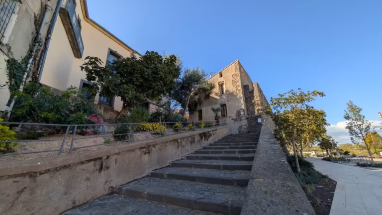 Montée en escalier le long d'un mur de pierre à Agde