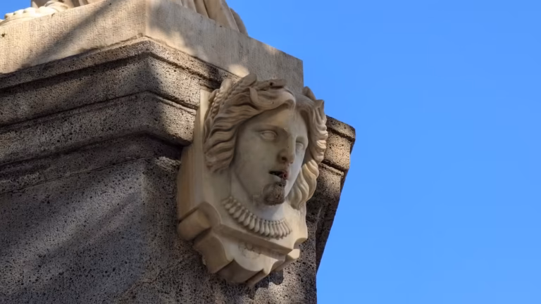 Masque sculpté sur la fontaine La Belle Agathoise