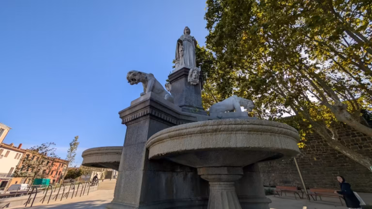 Vasques et statue de la fontaine La Belle Agathoise