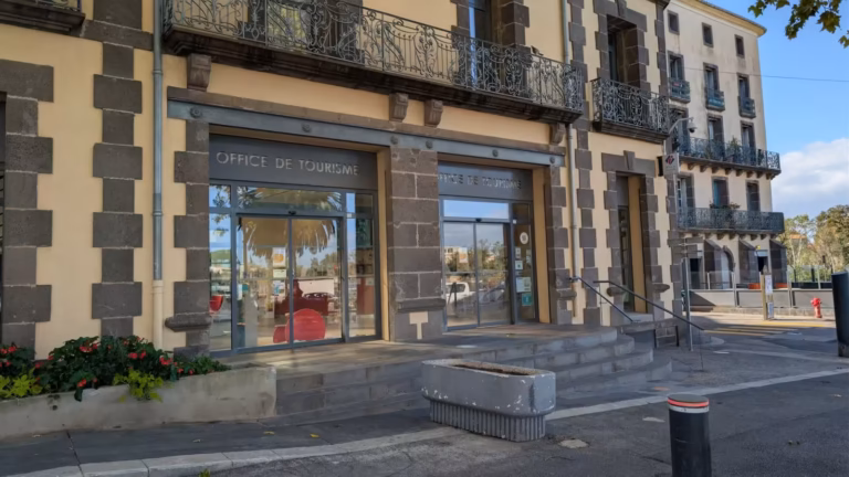 Façade de l'îlot Molière près de l'office de tourisme d'Agde
