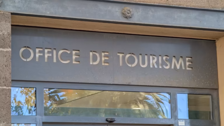 Enseigne Office de Tourisme au-dessus de l'entrée à Agde