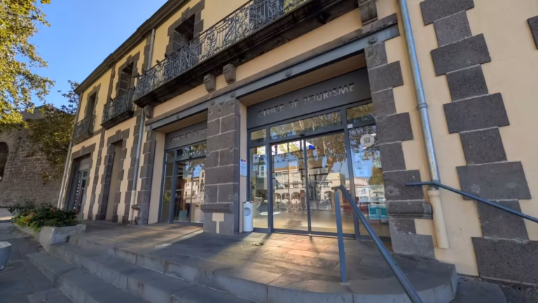 Entrée vitrée de l'office de tourisme d'Agde