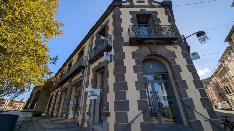 Façade à chaînes de basalte de l'office de tourisme d'Agde