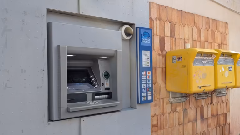 Distributeur de billets et boîtes aux lettres en façade du bureau de poste du Cap d'Agde