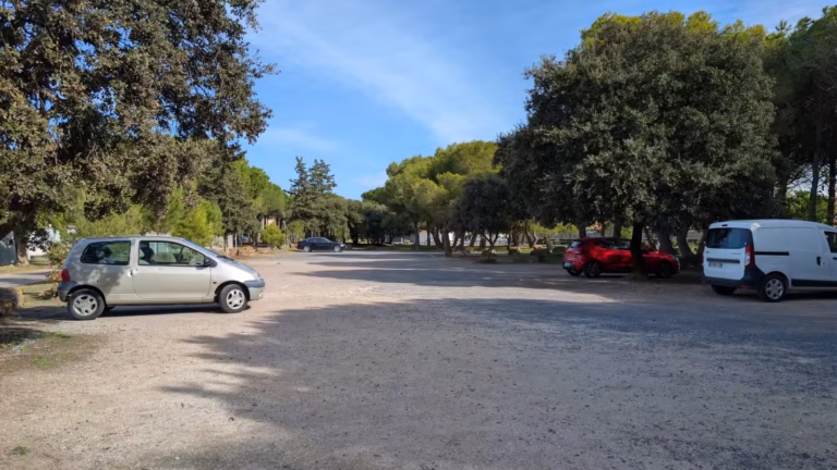 Parking en grave sous les pins près de l'allée René Cabanes au Cap d'Agde