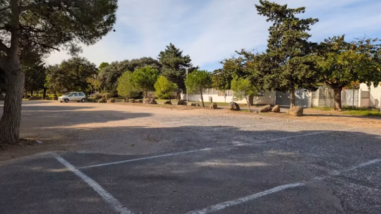 Vaste parking en grave au Cap d'Agde, côté Arènes