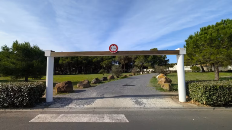 Portique de limitation de hauteur à l'entrée du parking de l'allée René Cabanes