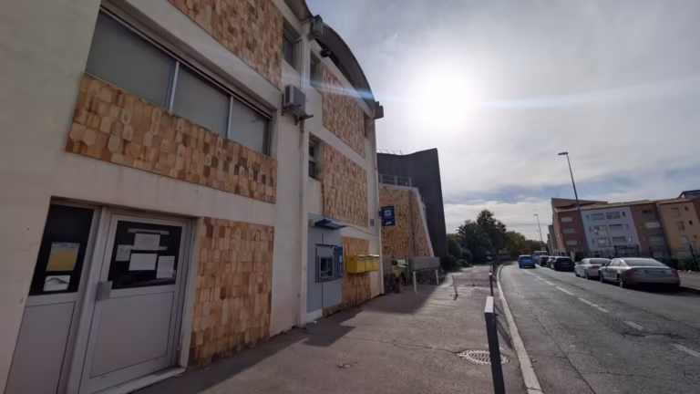 Entrée du bureau de poste du Cap d'Agde vue depuis le trottoir