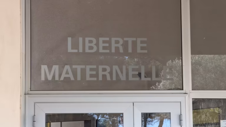 Inscription Liberté maternelle sur la porte vitrée de l'école Jules Verne