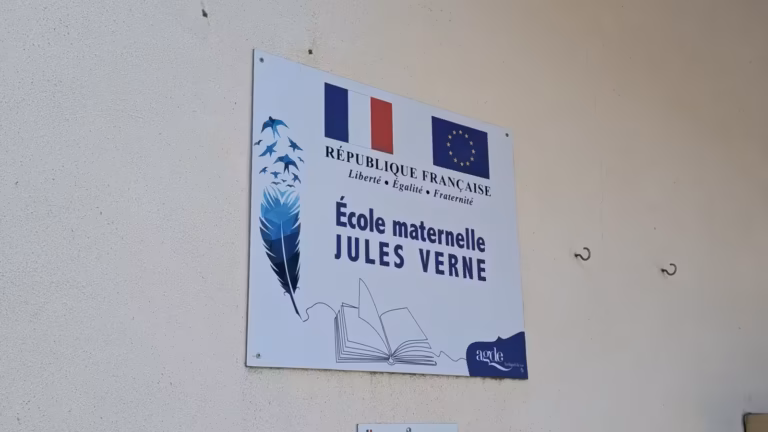 Plaque École maternelle Jules Verne, République française