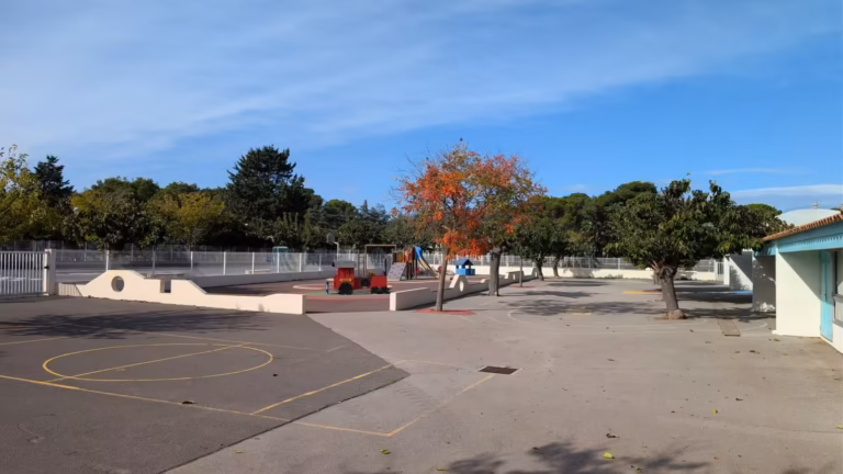 Terrain de sport à côté de l'école maternelle Jules Verne