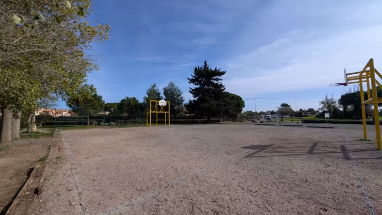 Grand terrain de jeu et paniers de basket près du boulodrome Jean Miquel