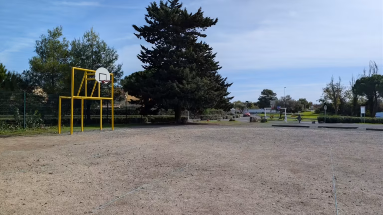 Terrain stabilisé et panier de basket, avenue des Hallebardes au Cap d'Agde