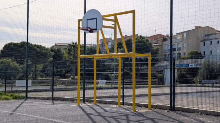 Terrain de basket grillagé à côté du boulodrome Jean Miquel