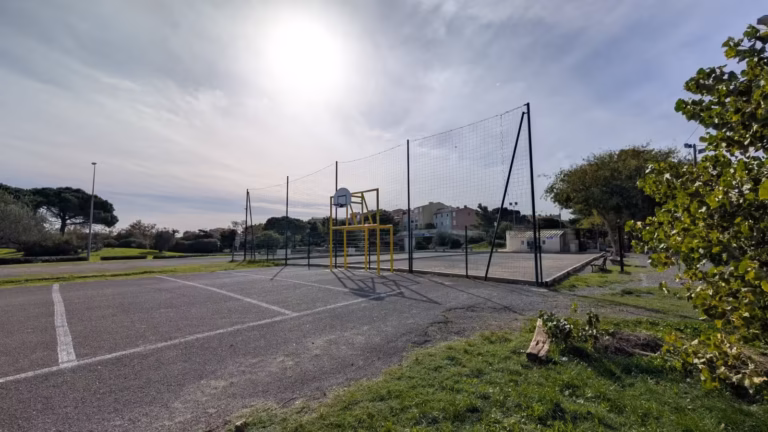 Plateau sportif et grillages près du boulodrome Jean Miquel