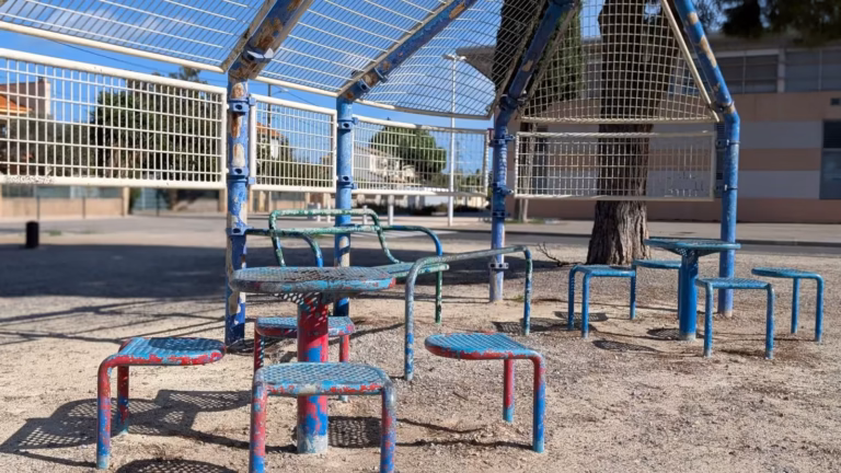 Tables et tabourets sous abri devant le collège René Cassin
