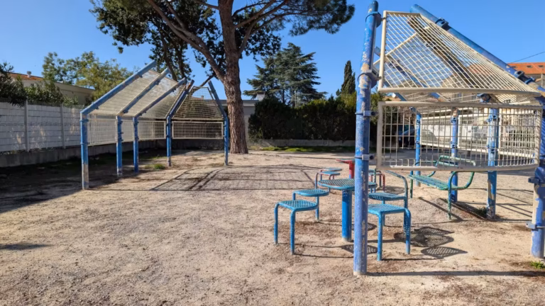 Abris à structure bleue et tables, abords du collège René Cassin