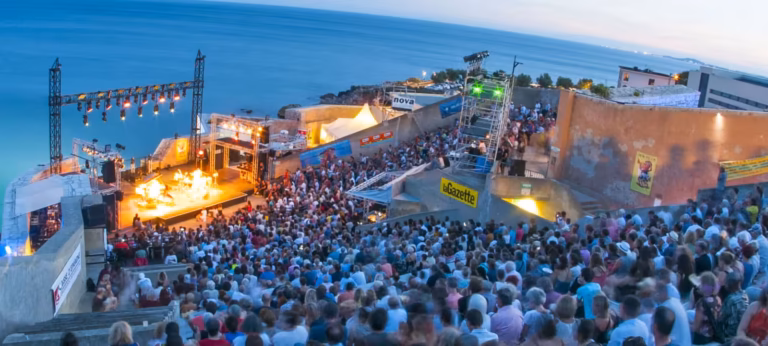 Le Théâtre de la Mer à Sète un soir de spectacle, gradins pleins face à la Méditerranée