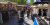 Allée d'un marché en plein air à Mèze, étals de vêtements sous les arbres