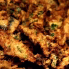 Anchois frits dorés, servis chauds à la sortie du bain d'huile