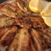Anchois à l'œuf persillé dorés, servis avec des quartiers de citron
