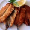 Anchois panés dorés servis avec un quartier de citron