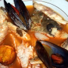 Assiette de bouillabaisse sétoise avec filets de poisson, moules et croûton à l'aïoli