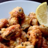 Assiette de beignets de moules dorés avec un quartier de citron