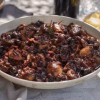Daube de seiche mijotée au vin rouge, lardons, cèpes et olives noires