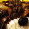 Daube de seiches au vin rouge servie avec du riz et une olive noire