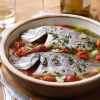 Daurade all'acqua pazza pochée au vin blanc, tomates cerises, ail et persil