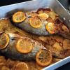 Daurade au four sur son lit de pommes de terre, sortie du four