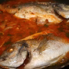 Gibelotte : deux daurades mijotant dans la sauce tomate au vin blanc