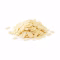 Petit tas d'amandes effilées en fines lamelles sur fond blanc