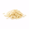 Petit tas d'amandes effilées en fines lamelles sur fond blanc