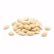 Petit tas d'amandes mondées entières sans peau sur fond blanc