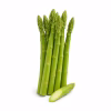 Asperges vertes fraîches entières et une asperge coupée sur fond blanc