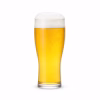 Verre de bière blonde avec mousse blanche sur fond blanc