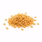 Petit tas de grains de blé dur dorés sur fond blanc