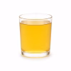 Verre de bouillon de volaille doré et limpide sur fond blanc