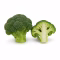 Brocoli entier et demi-brocoli coupé montrant les fleurettes sur fond blanc