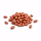 Petit tas de cacahuètes décortiquées à peau brune sur fond blanc