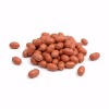 Petit tas de cacahuètes décortiquées à peau brune sur fond blanc