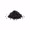 Petit tas de caviar aux grains noirs brillants sur fond blanc