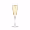 Flûte de champagne aux fines bulles dorées sur fond blanc