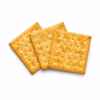 Trois crackers salés dorés posés en éventail sur fond blanc